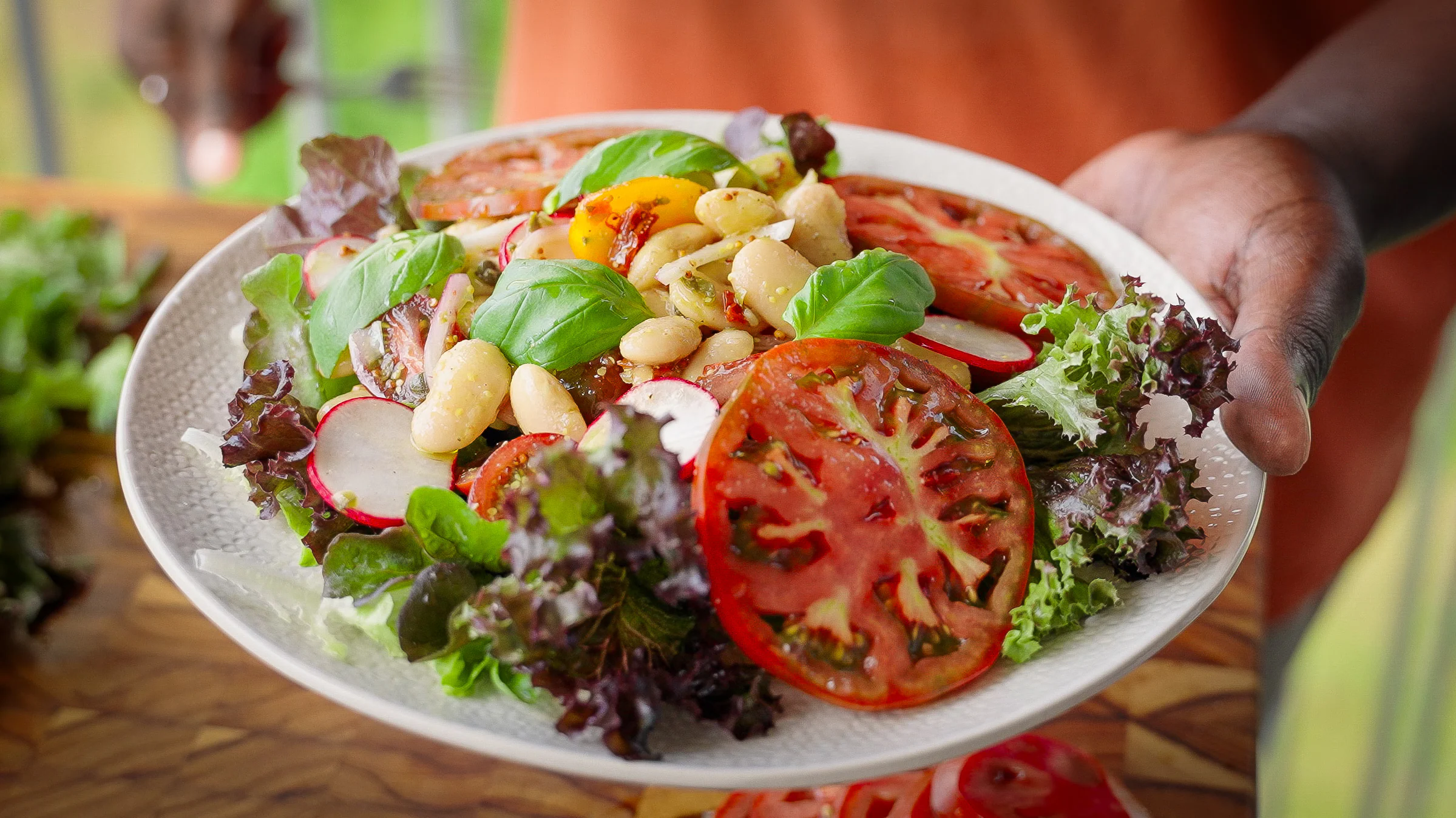 Bean salad with white beans, tomatoes, artichokes and olives