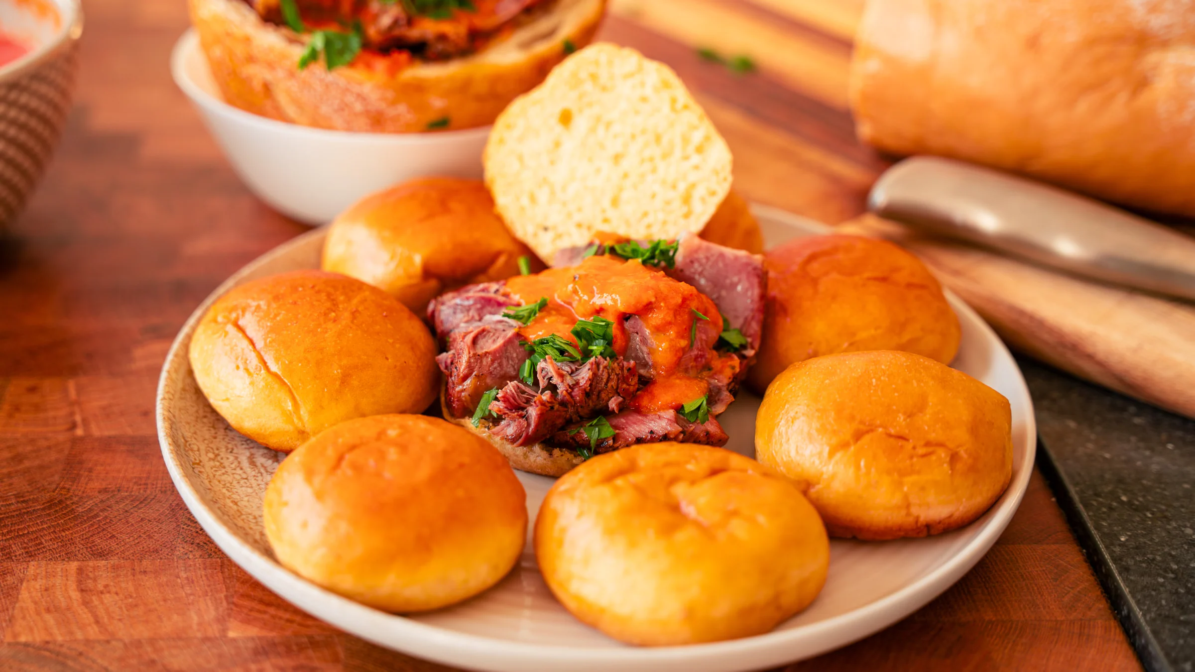 Kuzu tandır in brioche buns.